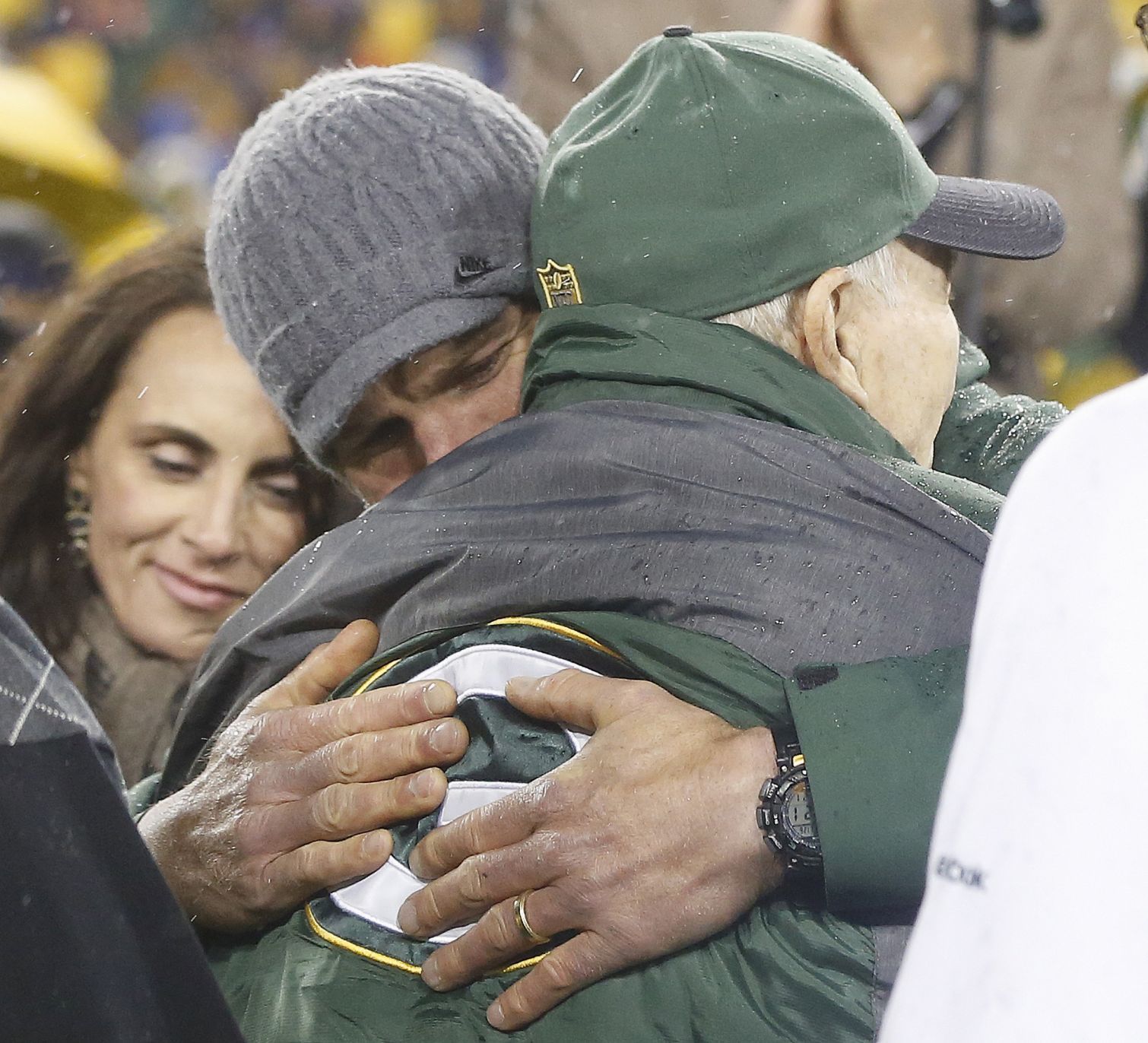Brett Favre, Bart Starr embrace, AP photo